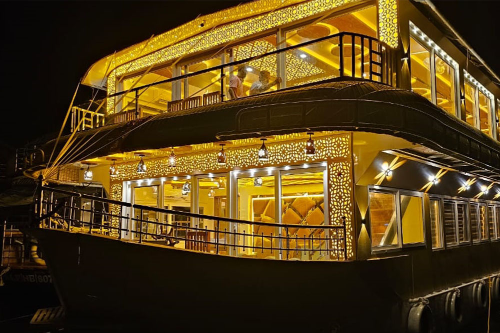 Luxury bedroom houseboat in Alappuzha backwaters