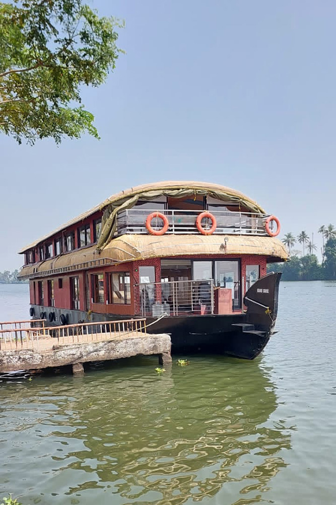 Deluxe houseboat booking in Alappuzha